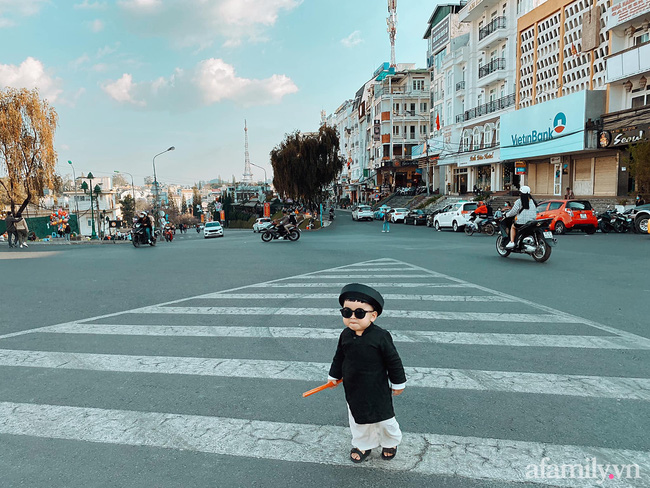 Diện áo dài đỏ quen quá rồi, bé trai chơi lớn mặc nguyên bộ đồ thầy bói đi dạo phố coi quẻ đầu năm khiến dân mạng mê tít-2