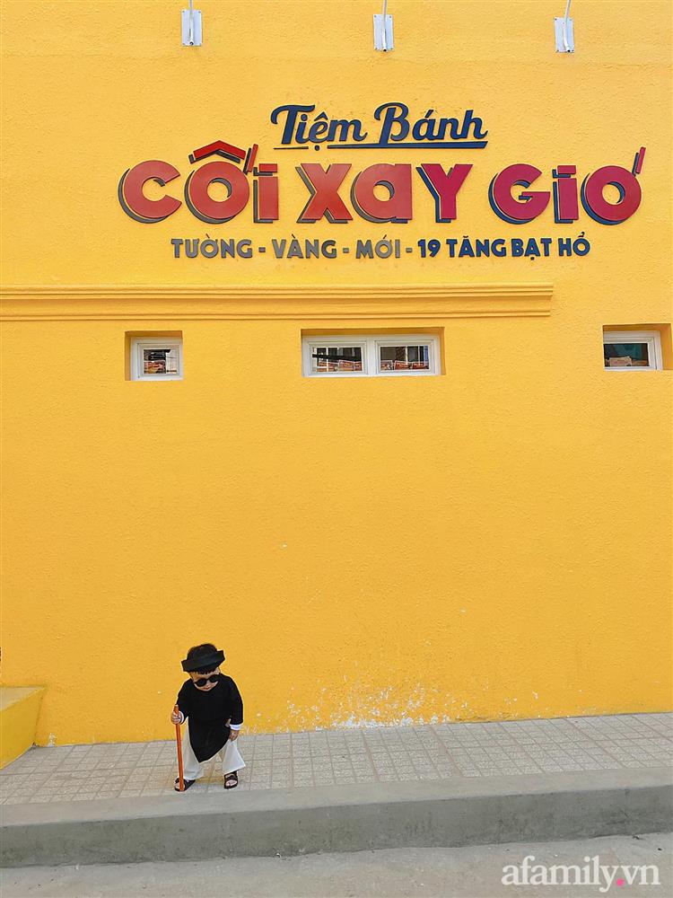 Diện áo dài đỏ quen quá rồi, bé trai chơi lớn mặc nguyên bộ đồ thầy bói đi dạo phố coi quẻ đầu năm khiến dân mạng mê tít-3