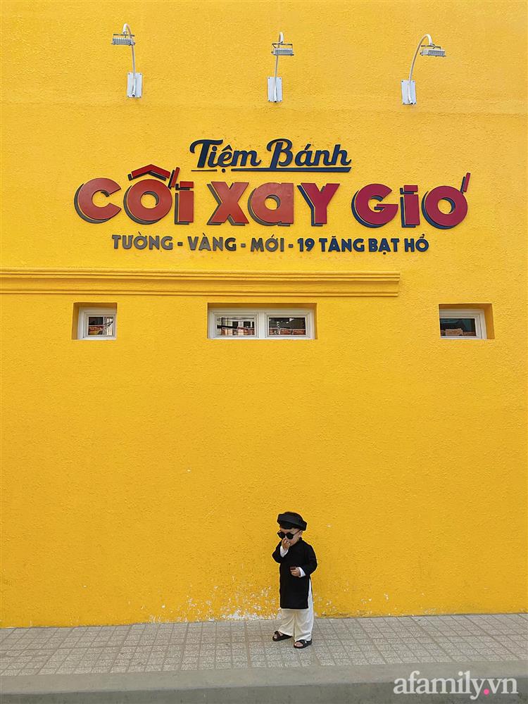 Diện áo dài đỏ quen quá rồi, bé trai chơi lớn mặc nguyên bộ đồ thầy bói đi dạo phố coi quẻ đầu năm khiến dân mạng mê tít-4