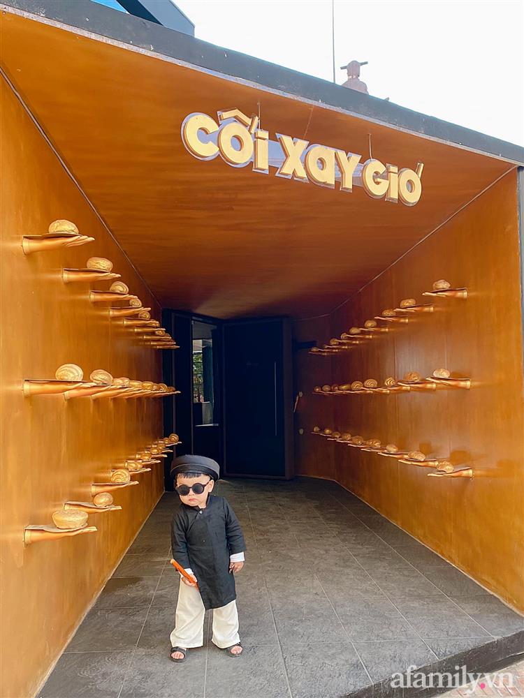 Diện áo dài đỏ quen quá rồi, bé trai chơi lớn mặc nguyên bộ đồ thầy bói đi dạo phố coi quẻ đầu năm khiến dân mạng mê tít-5