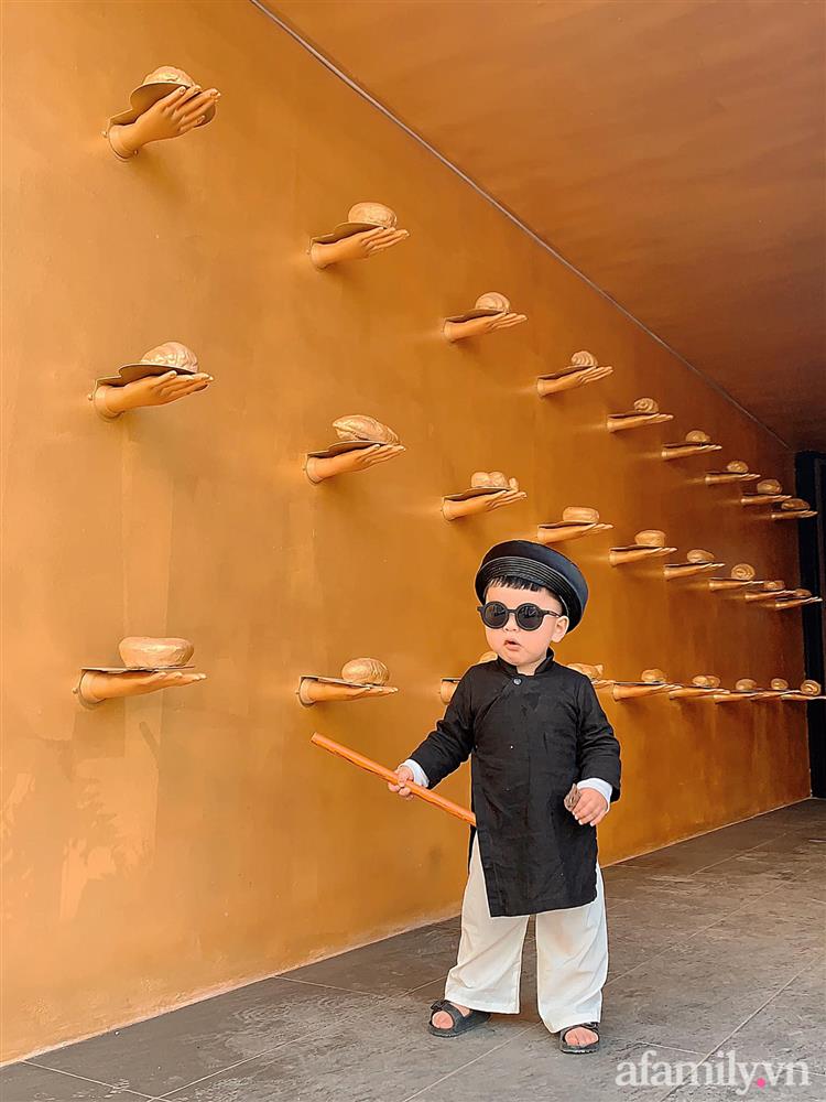 Diện áo dài đỏ quen quá rồi, bé trai chơi lớn mặc nguyên bộ đồ thầy bói đi dạo phố coi quẻ đầu năm khiến dân mạng mê tít-6