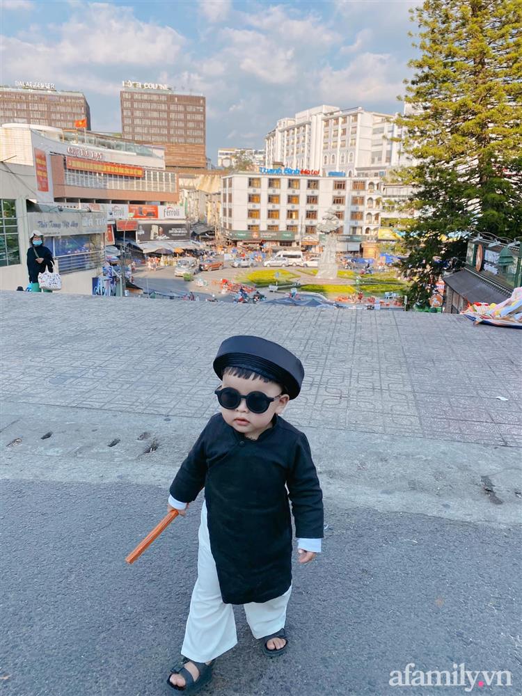 Diện áo dài đỏ quen quá rồi, bé trai chơi lớn mặc nguyên bộ đồ thầy bói đi dạo phố coi quẻ đầu năm khiến dân mạng mê tít-7