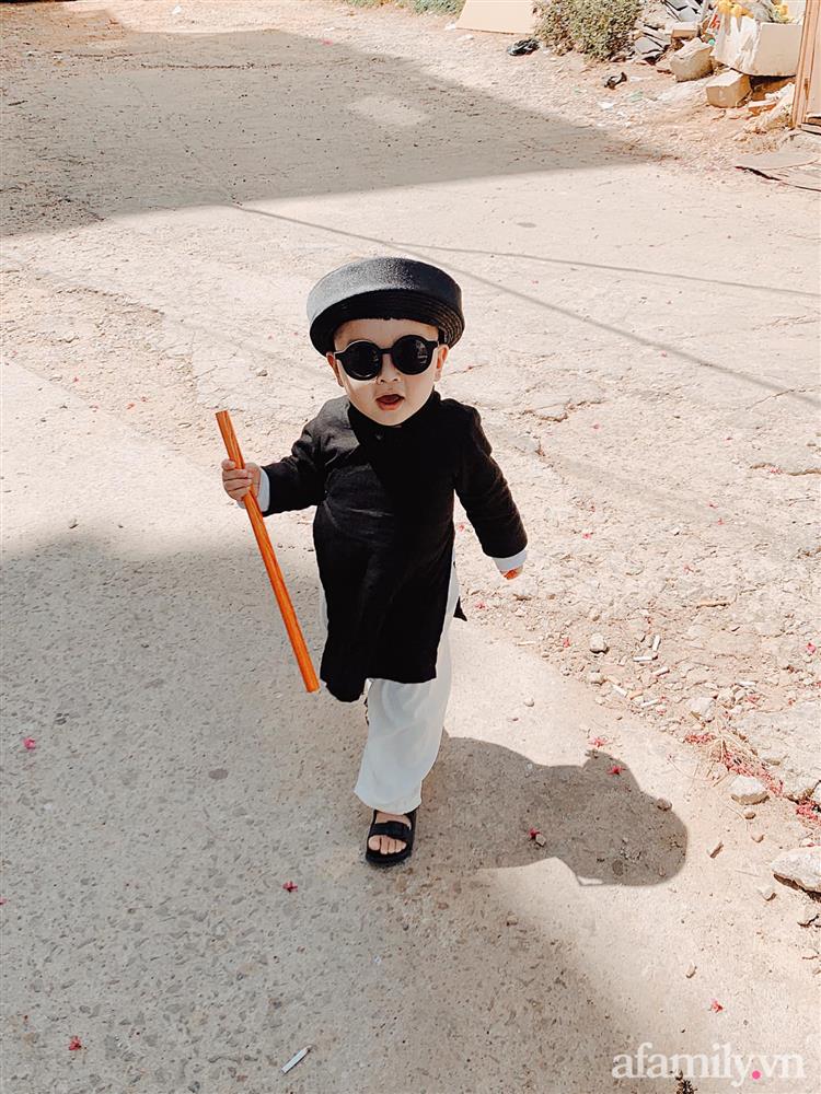 Diện áo dài đỏ quen quá rồi, bé trai chơi lớn mặc nguyên bộ đồ thầy bói đi dạo phố coi quẻ đầu năm khiến dân mạng mê tít-8