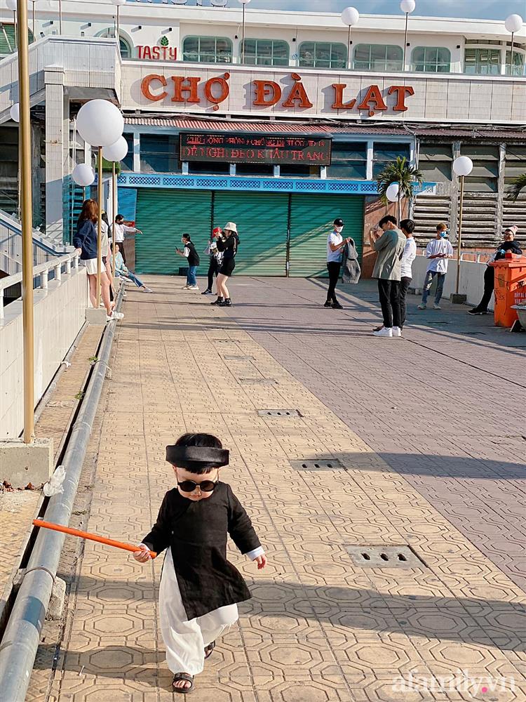 Diện áo dài đỏ quen quá rồi, bé trai chơi lớn mặc nguyên bộ đồ thầy bói đi dạo phố coi quẻ đầu năm khiến dân mạng mê tít-9