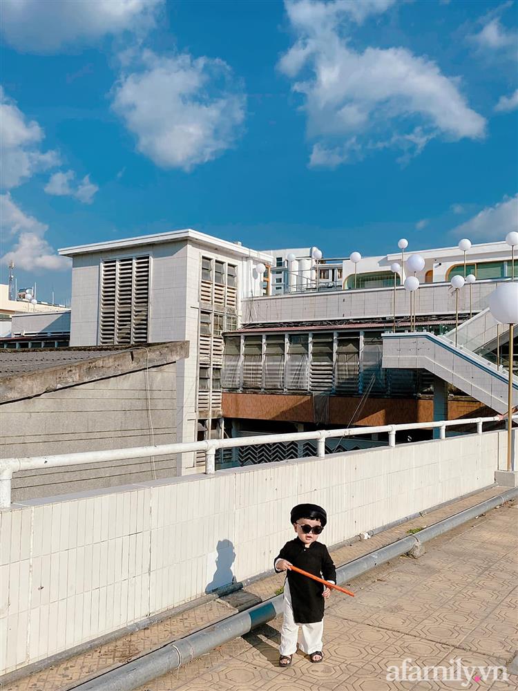 Diện áo dài đỏ quen quá rồi, bé trai chơi lớn mặc nguyên bộ đồ thầy bói đi dạo phố coi quẻ đầu năm khiến dân mạng mê tít-10