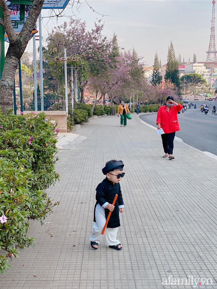 Diện áo dài đỏ quen quá rồi, bé trai chơi lớn mặc nguyên bộ đồ thầy bói đi dạo phố coi quẻ đầu năm khiến dân mạng mê tít-11