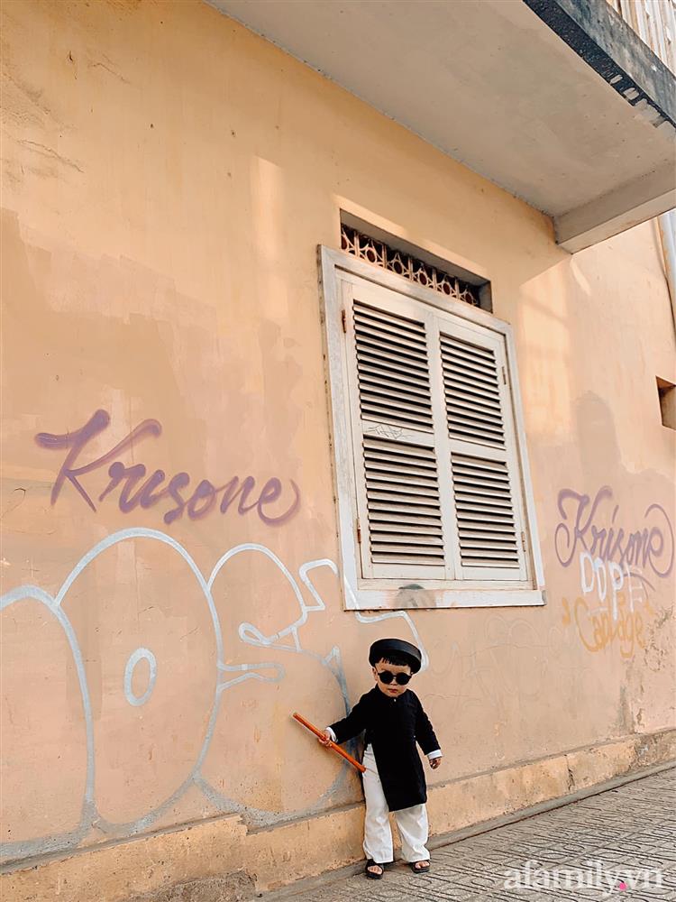 Diện áo dài đỏ quen quá rồi, bé trai chơi lớn mặc nguyên bộ đồ thầy bói đi dạo phố coi quẻ đầu năm khiến dân mạng mê tít-12