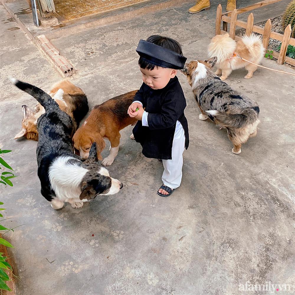 Diện áo dài đỏ quen quá rồi, bé trai chơi lớn mặc nguyên bộ đồ thầy bói đi dạo phố coi quẻ đầu năm khiến dân mạng mê tít-14