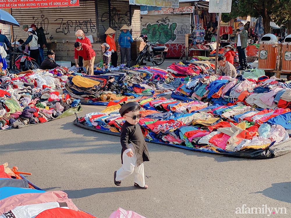 Diện áo dài đỏ quen quá rồi, bé trai chơi lớn mặc nguyên bộ đồ thầy bói đi dạo phố coi quẻ đầu năm khiến dân mạng mê tít-15