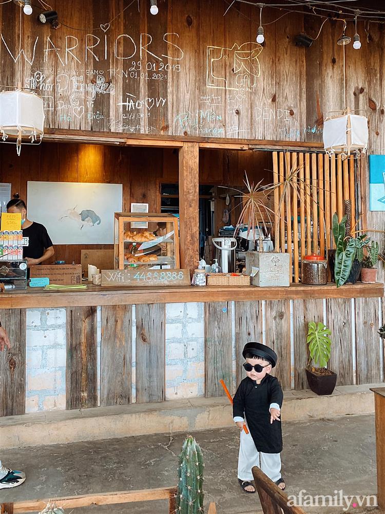 Diện áo dài đỏ quen quá rồi, bé trai chơi lớn mặc nguyên bộ đồ thầy bói đi dạo phố coi quẻ đầu năm khiến dân mạng mê tít-17