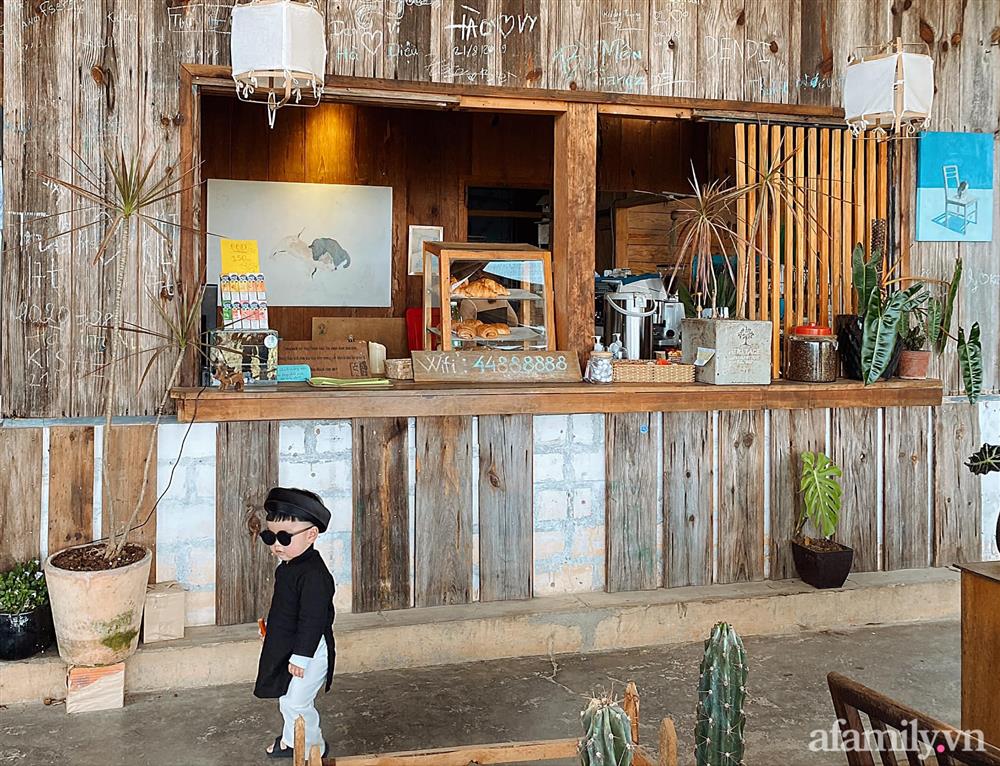 Diện áo dài đỏ quen quá rồi, bé trai chơi lớn mặc nguyên bộ đồ thầy bói đi dạo phố coi quẻ đầu năm khiến dân mạng mê tít-18