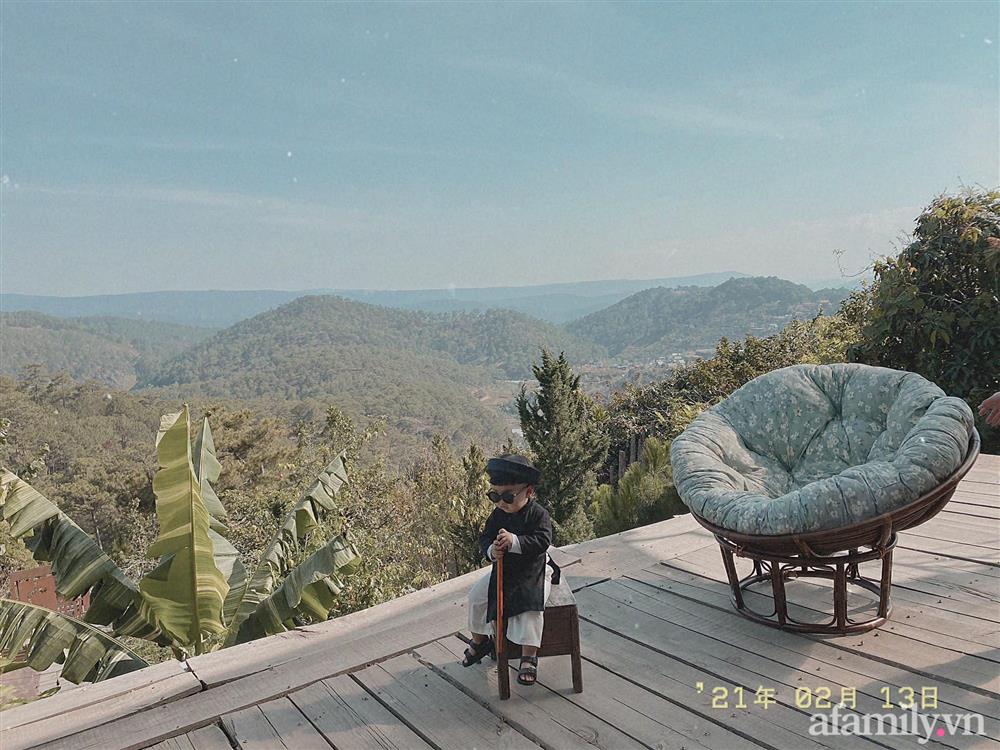 Diện áo dài đỏ quen quá rồi, bé trai chơi lớn mặc nguyên bộ đồ thầy bói đi dạo phố coi quẻ đầu năm khiến dân mạng mê tít-19