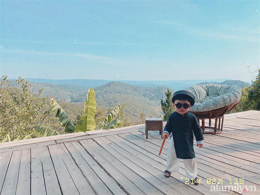 Diện áo dài đỏ quen quá rồi, bé trai chơi lớn mặc nguyên bộ đồ thầy bói đi dạo phố coi quẻ đầu năm khiến dân mạng mê tít-20