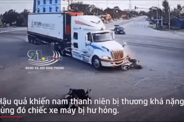 Video: Vượt đèn đỏ, nam thanh niên bị container tông trọng thương