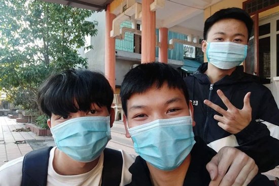 Lớp cấp 3 tại Hải Dương đón Tết trong khu cách ly: Đêm 30, nhiều bạn mếu máo nhớ nhà nhưng rồi mọi chuyện cũng sẽ qua!