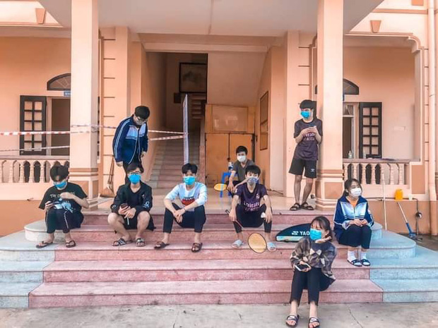 Lớp cấp 3 tại Hải Dương đón Tết trong khu cách ly: Đêm 30, nhiều bạn mếu máo nhớ nhà nhưng rồi mọi chuyện cũng sẽ qua!-1