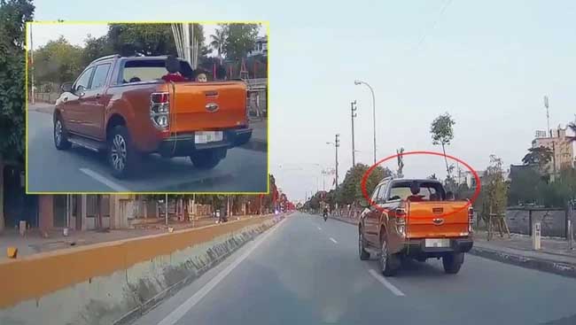 Chiếc xe bán tải nghênh ngang chạy trên đường, nhìn thùng xe ai nấy đều hoảng sợ-1