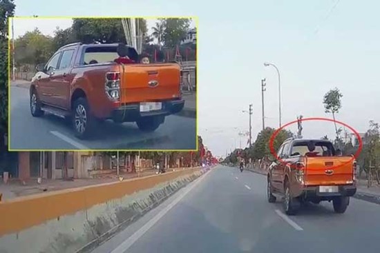Chiếc xe bán tải nghênh ngang chạy trên đường, nhìn thùng xe ai nấy đều hoảng sợ