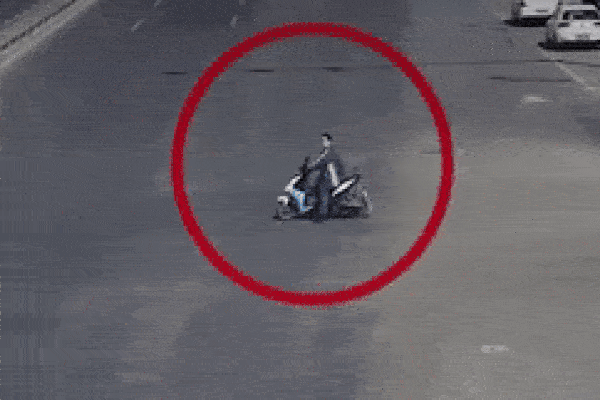 Khoảnh khắc nam sinh chở bà vượt đèn đỏ bị xe tải tông văng xa-1