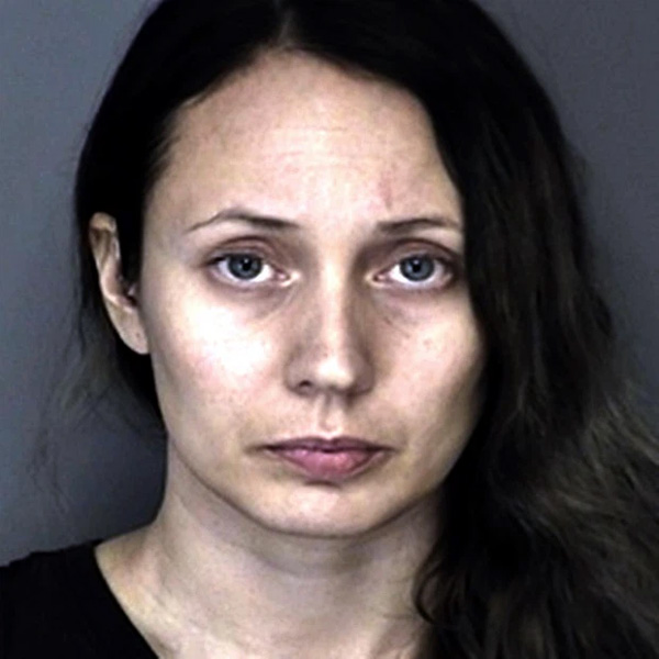 Nữ giáo viên bị tố xâm hại nam sinh 15 tuổi trong tủ quần áo ở lớp học khiến phụ huynh khóc ngất, đáng chú ý là thái độ của người chồng-1