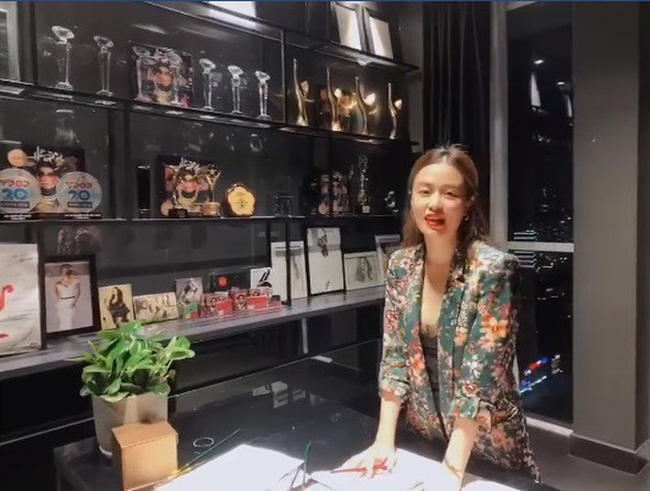 Hoàng Thùy Linh và Gil Lê lại lộ bằng chứng sống chung khi sơ ý bị phát hiện chi tiết này trong ảnh?-4