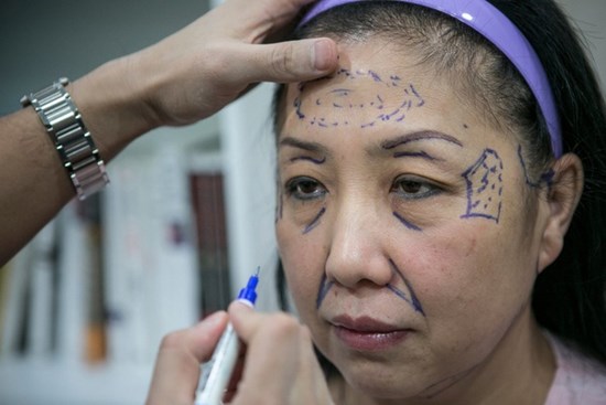 Con cái Hàn dẫn cha mẹ đi phẫu thuật thẩm mỹ để báo hiếu