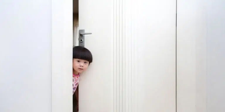 Đang yêu” thì bị con bắt gặp, thay vì bối rối và xấu hổ, bố mẹ thông minh nên làm điều này với trẻ để mọi chuyện êm xuôi-3