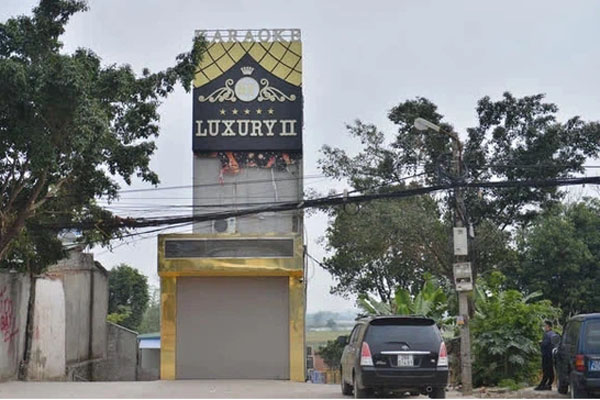 Cận cảnh hiện trường xảy ra vụ án mạng kinh hoàng khiến 8 người thương vong trong quán karaoke ở Hòa Bình-13