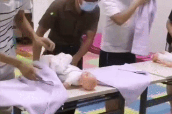 Chăm chỉ đi học cách tập thay tã cho con, ông bố trẻ có màn thực hành