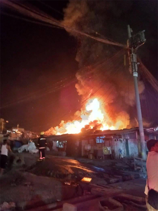 Hỏa hoạn tại thủ đô Philippines, 5 người trong một gia đình thiệt mạng, 300 căn nhà bị thiêu rụi-1