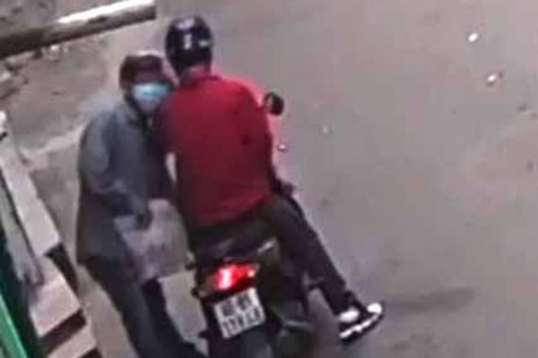 Vờ mua hàng, 2 thanh niên nẫng 2 thùng bia-1