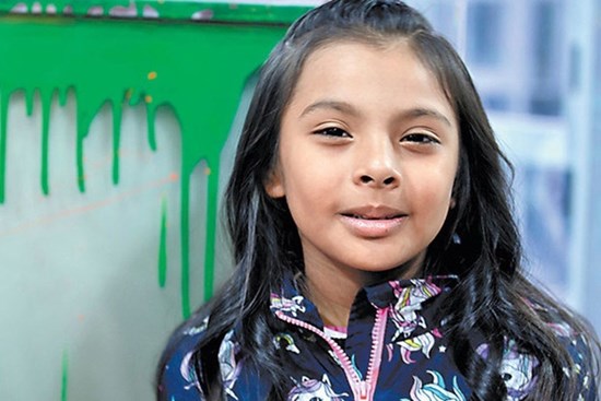 Thấy con gái có dấu hiệu bất thường, mẹ khóc hết nước mắt vì thương, ai ngờ cho con đi viện khám xong thì cả nhà ăn mừng