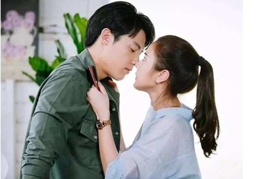 Chồng liếc xéo: