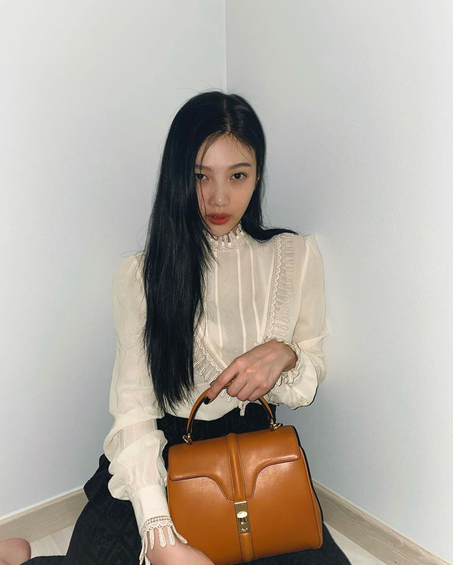 Học 12 cách diện đồ đen - trắng của sao Hàn để ngay cả lúc lười nhất, chị em vẫn mặc đẹp và sang hết cỡ-3