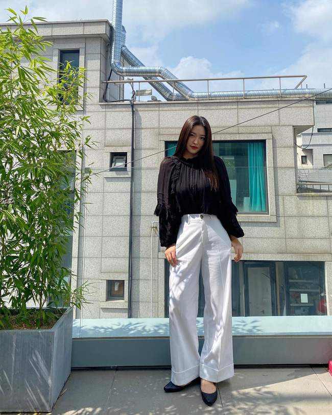 Học 12 cách diện đồ đen - trắng của sao Hàn để ngay cả lúc lười nhất, chị em vẫn mặc đẹp và sang hết cỡ-6