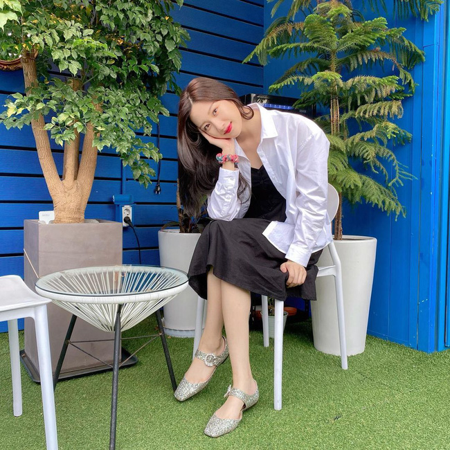 Học 12 cách diện đồ đen - trắng của sao Hàn để ngay cả lúc lười nhất, chị em vẫn mặc đẹp và sang hết cỡ-7