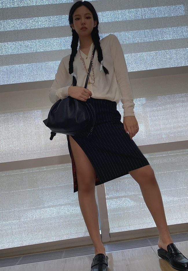 Học 12 cách diện đồ đen - trắng của sao Hàn để ngay cả lúc lười nhất, chị em vẫn mặc đẹp và sang hết cỡ-8