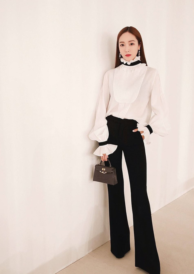 Học 12 cách diện đồ đen - trắng của sao Hàn để ngay cả lúc lười nhất, chị em vẫn mặc đẹp và sang hết cỡ-9