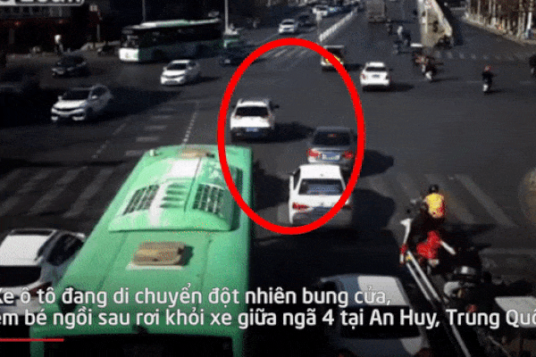 Video: Ô tô bung cốp, em bé rơi khỏi xe giữa ngã 4