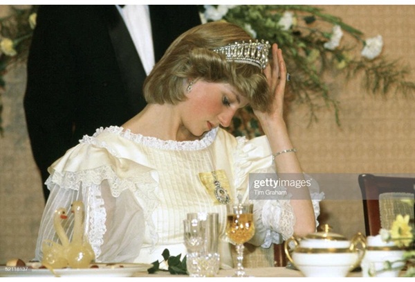 15 bức ảnh không thể quên của Công nương Diana suốt 15 năm chôn chân trong hôn nhân bi kịch: Hạnh phúc chẳng mấy mà sao khổ đau chất đầy?-9
