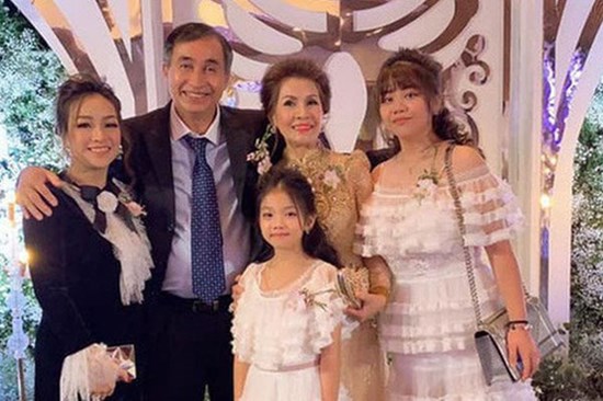 Hé lộ mối quan hệ của vợ đầu Minh Nhựa với bố mẹ chồng đại gia sau khi ra khỏi hào môn