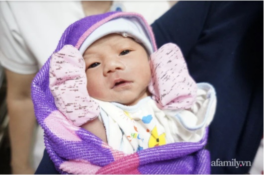 Hy hữu: Sản phụ mang song thai đẻ rơi 1 bé tại nhà, bé còn lại chào đời ở bệnh viện-1