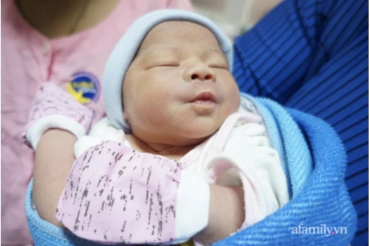 Hy hữu: Sản phụ mang song thai đẻ rơi 1 bé tại nhà, bé còn lại chào đời ở bệnh viện-2