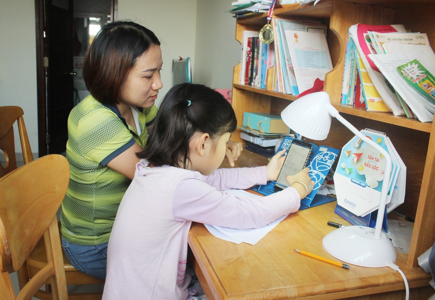 Nên dừng dạy học trực tuyến đối với học sinh lớp 1, 2-2