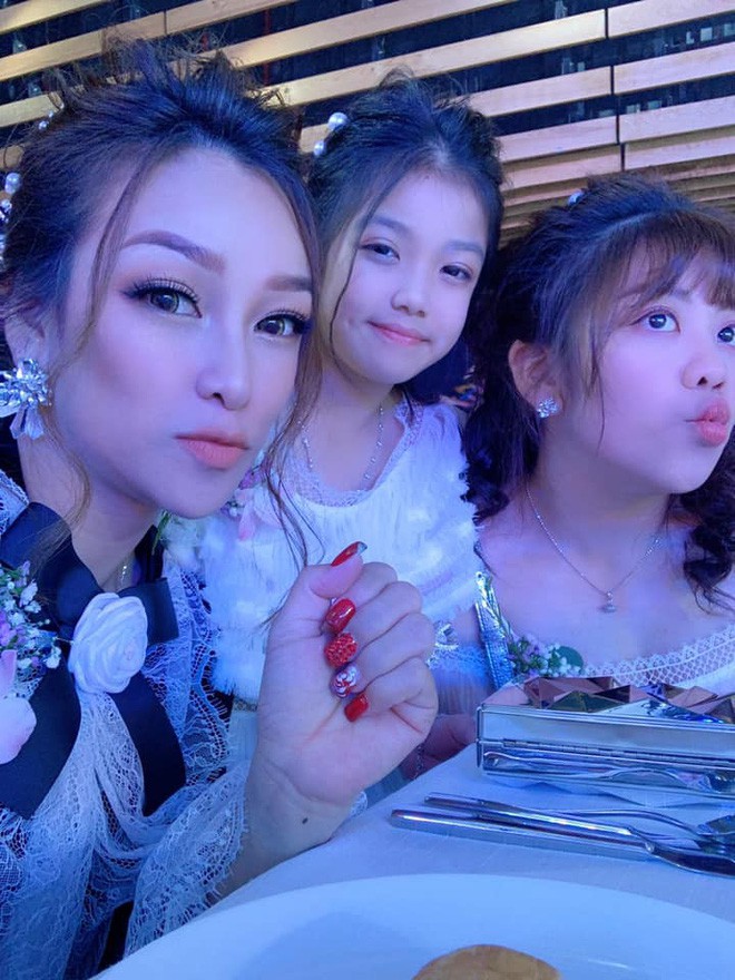 Chưa hoàn tất thủ tục ly hôn nên bà cả” cùng bà 2” của đại gia Minh Nhựa vẫn luôn có cách hành xử này để gia đình các bên đều được sóng yên biển lặng”-4