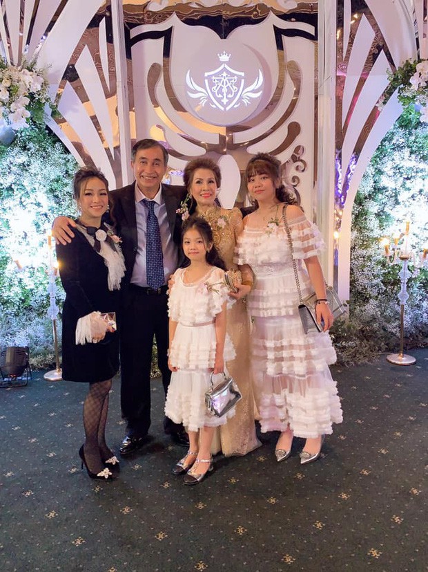 Chưa hoàn tất thủ tục ly hôn nên bà cả” cùng bà 2” của đại gia Minh Nhựa vẫn luôn có cách hành xử này để gia đình các bên đều được sóng yên biển lặng”-5