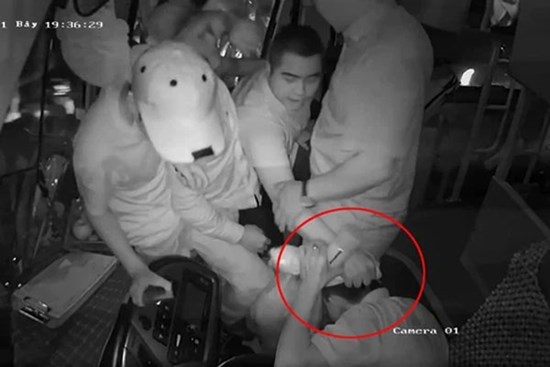 Lời kể của tài xế xe khách bị nhóm người vác dao đe dọa, đánh đập