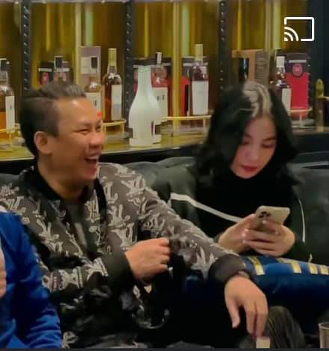 Lộ clip gái xinh An Giang 2k2 ngồi với chồng cũ Lệ Quyên, bàn tay của đại gia tiết lộ mối quan hệ đặc biệt trên tình bạn-2