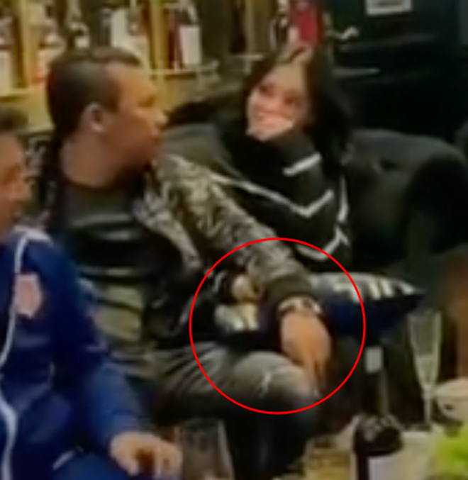 Lộ clip gái xinh An Giang 2k2 ngồi với chồng cũ Lệ Quyên, bàn tay của đại gia tiết lộ mối quan hệ đặc biệt trên tình bạn-3