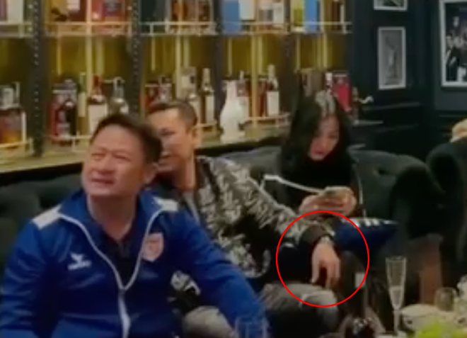 Lộ clip gái xinh An Giang 2k2 ngồi với chồng cũ Lệ Quyên, bàn tay của đại gia tiết lộ mối quan hệ đặc biệt trên tình bạn-4